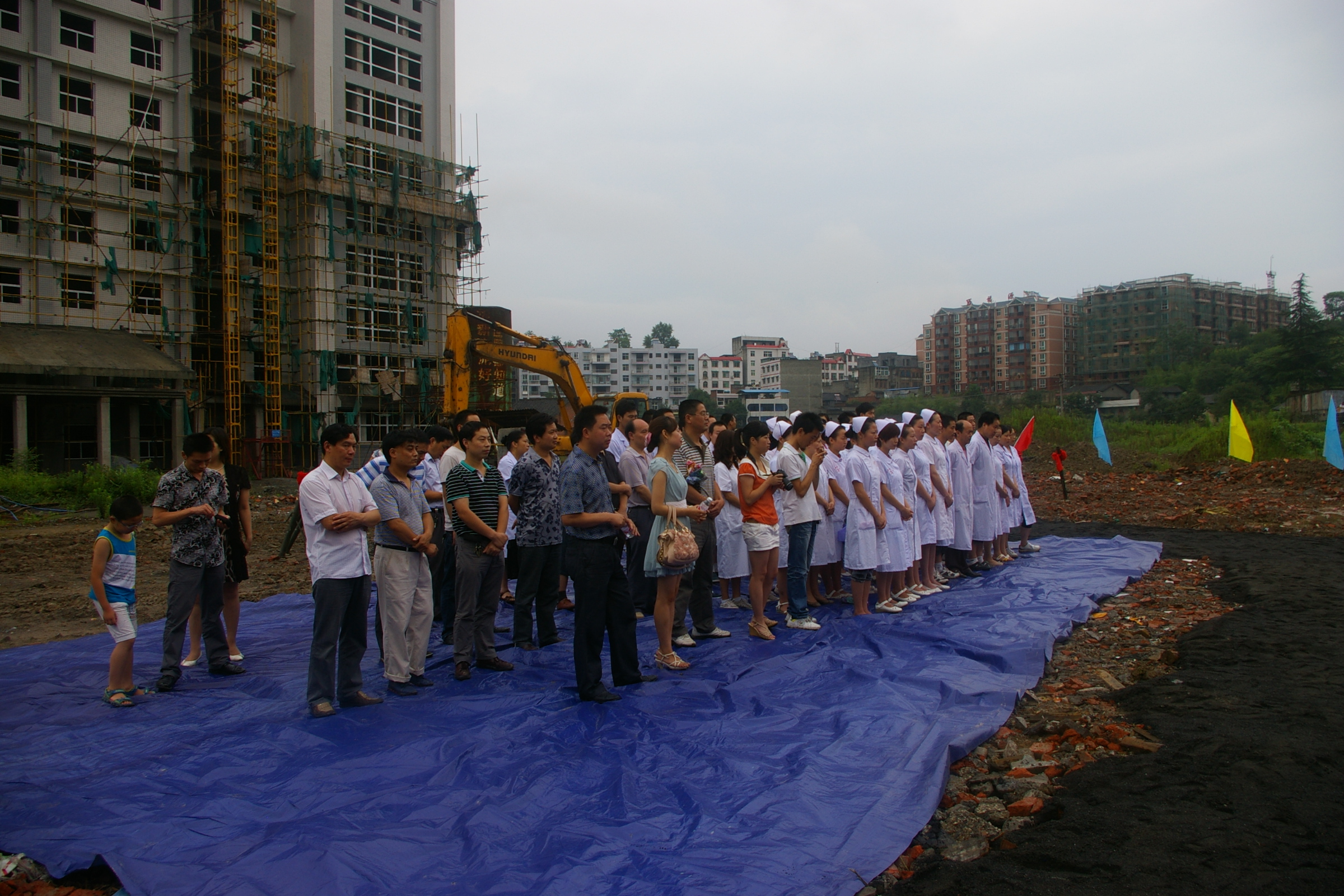 2012年7月4日,全县卫生单位代表参加门诊楼开工仪式.JPG