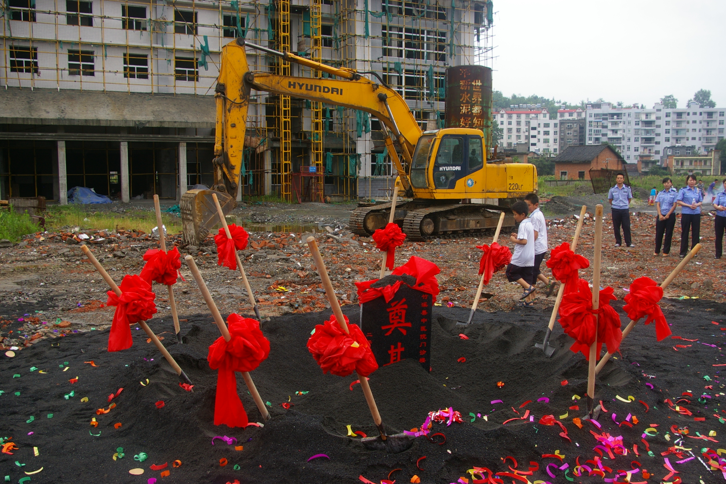 2012年7月4日,门诊楼工程奠基仪式准备就绪.JPG